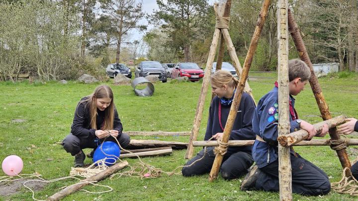 Spejdere i gang med pionering